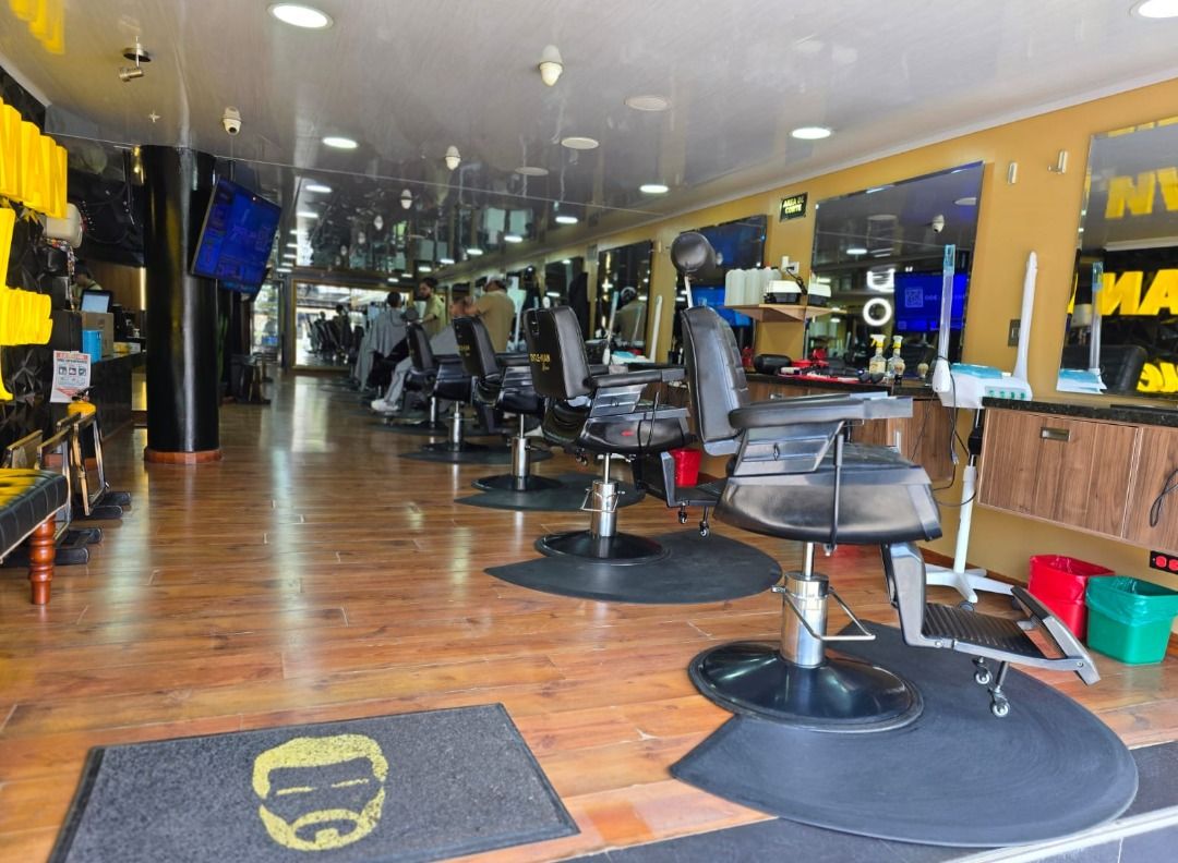 Tapete personalizado Barbería · instalación real — Barberías & Belleza