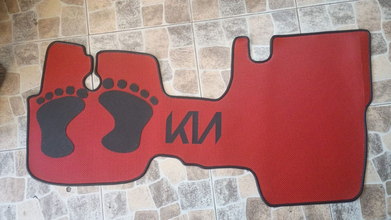 Tapete personalizado KIA rojo con huellas — Vehículos